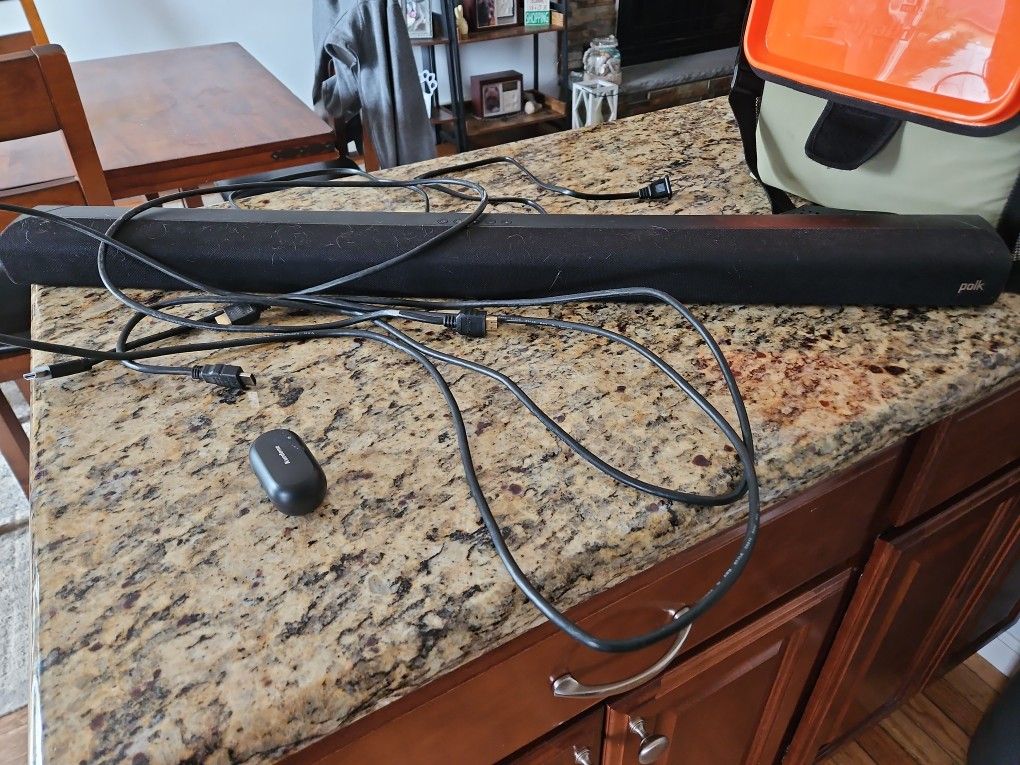 POLK SOUND BAR WITH REMOTE