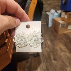 A New Day Metal Flower Cream Off White Pearl Post Earrings Nickel Free NEW