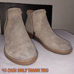 Earth Women's Nika Ankle Boot Size 5
