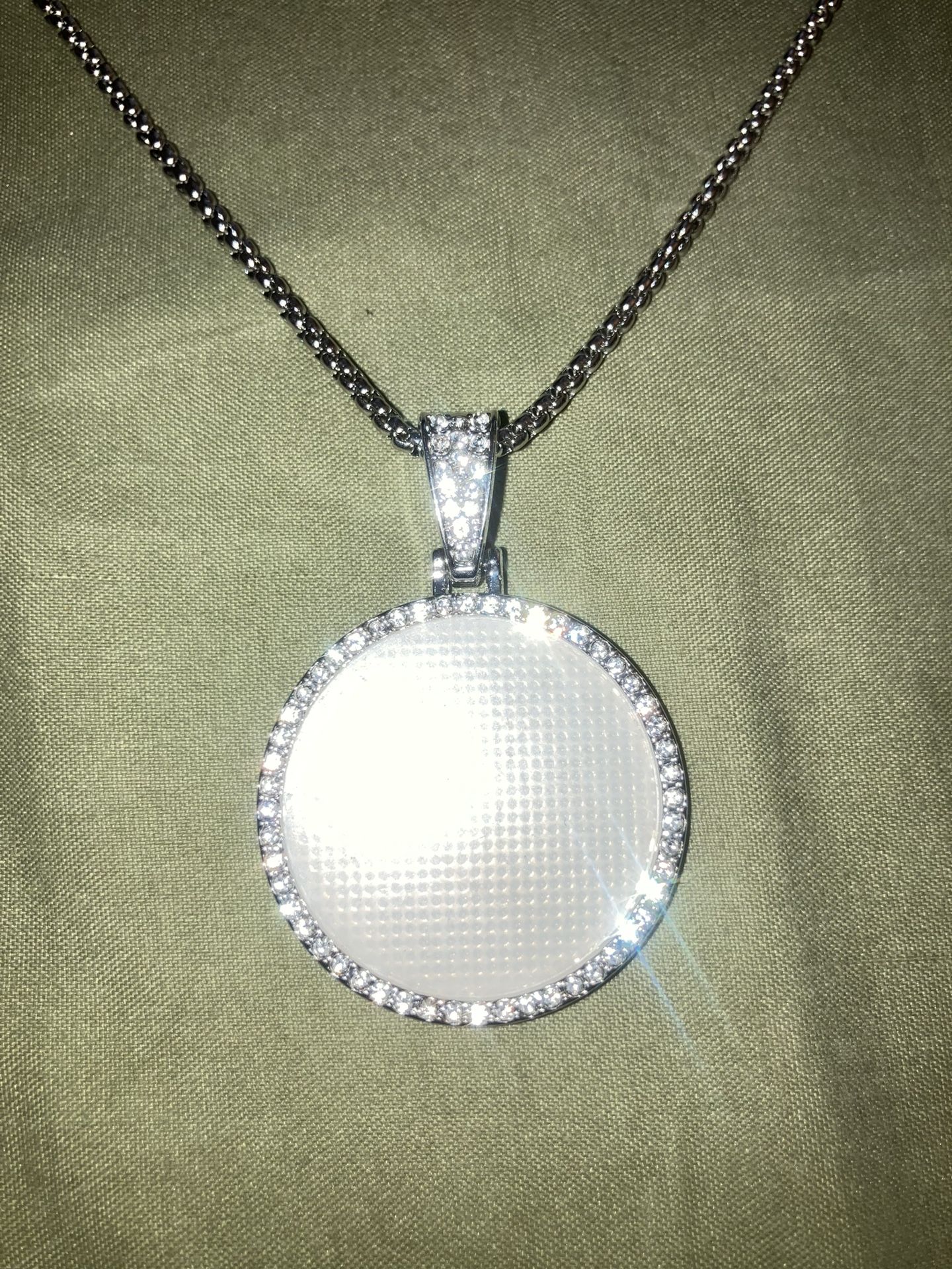 Diamond circle customizable pendent and necklace