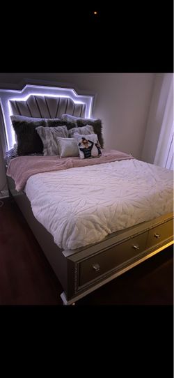 Silver and Rhinestone bedroom set Queen Sized /Pre-loved aka used. Priced accordingly.