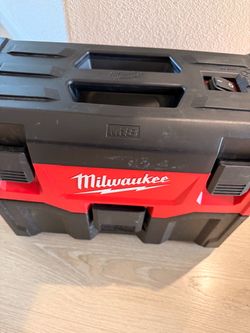 Milwaukee M18 vacuum