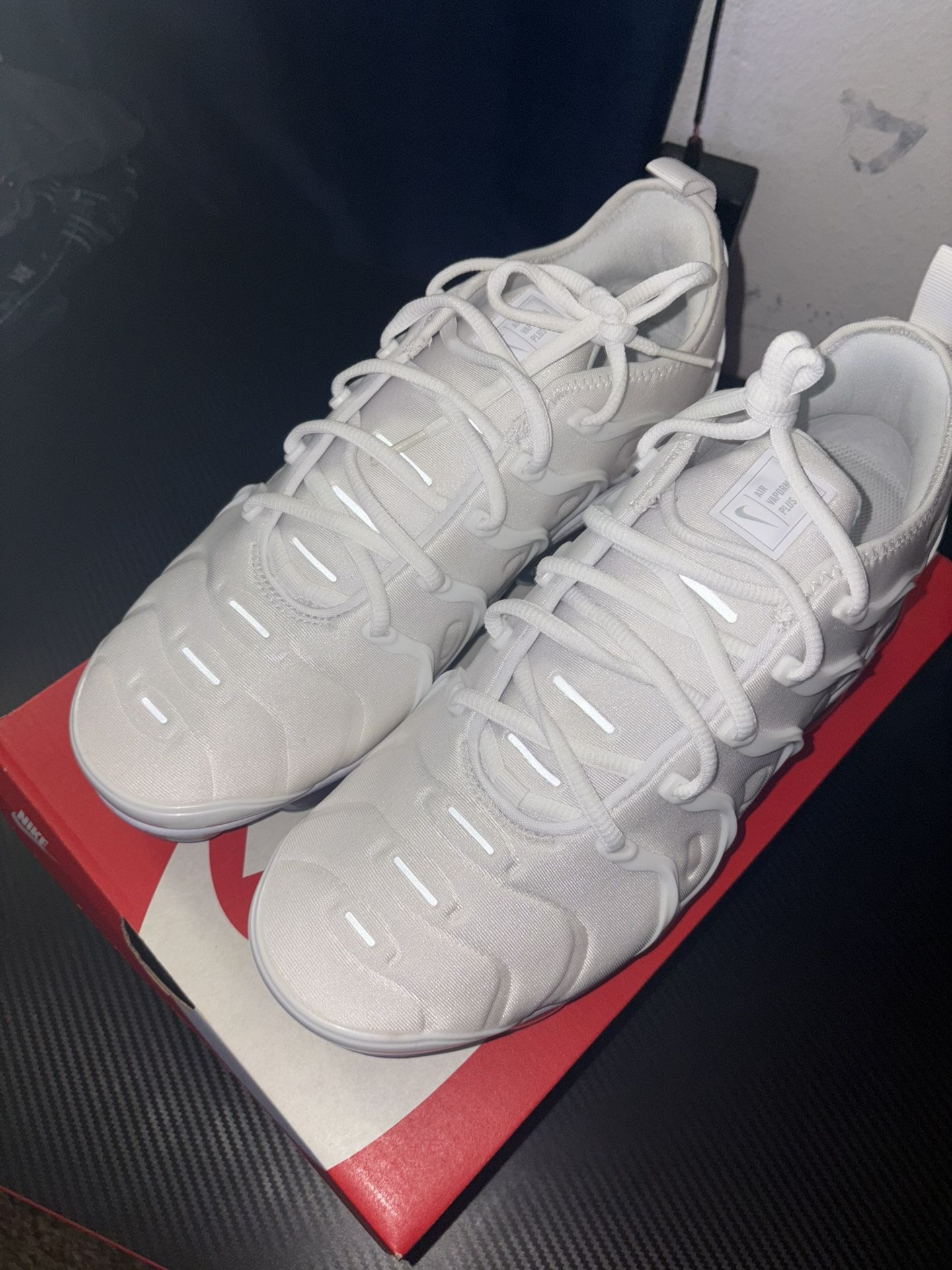 BRAND NEW-WHITE VAPORMAX PLUS SIZE 10 !! MEET UP ONLY !
