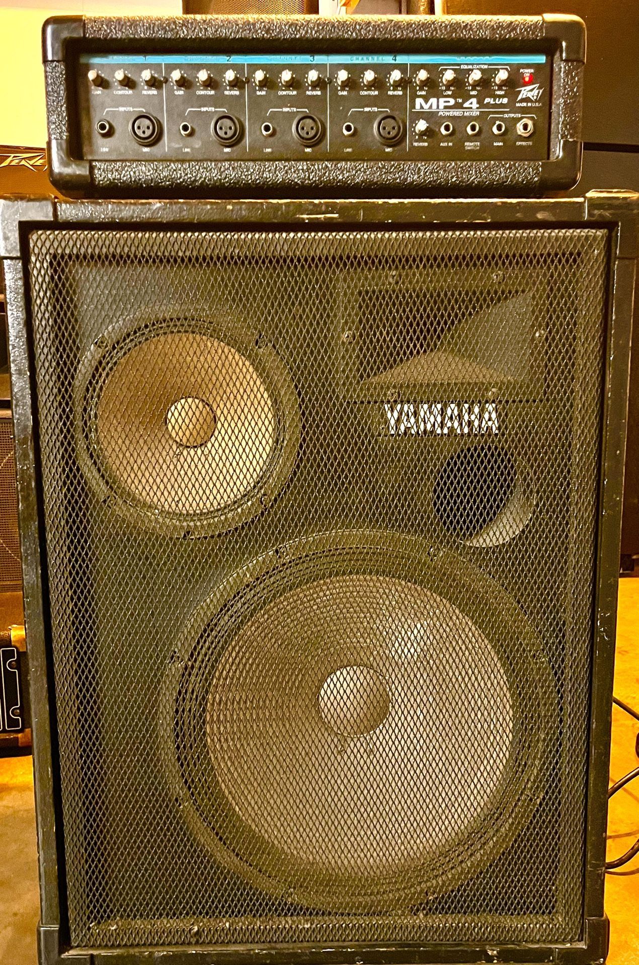 Bocina Yamaha con (Power Mixer 4 Canales)  