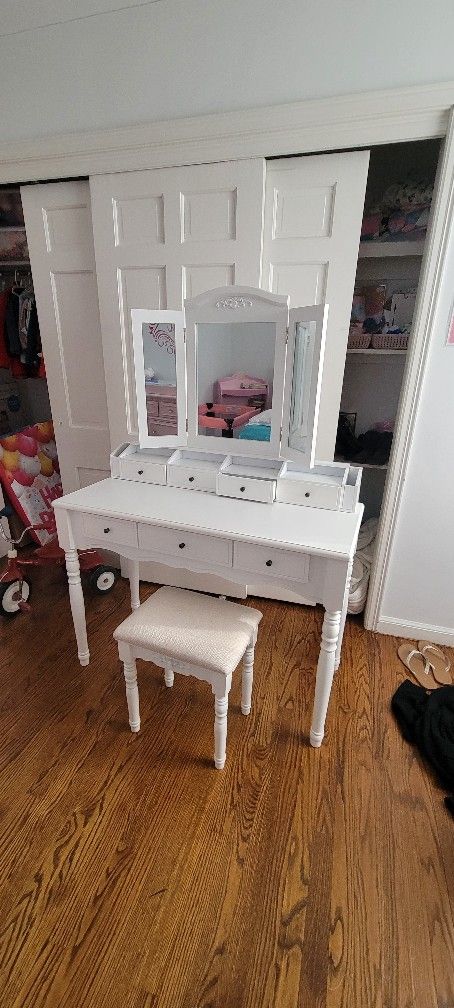 Girs Vanity White