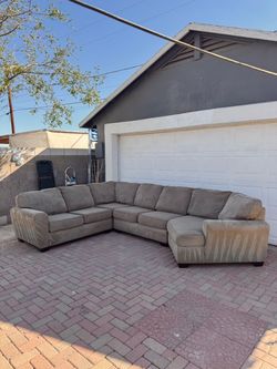 HUGE BEIGE SECTIONAL COUCH ***FREE DELIVERY ***