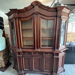 🪵 Gorgeous Vintage Solid Wood China Cabinet / Display Hutch – $550 (Pasco/Wesley Chapel)