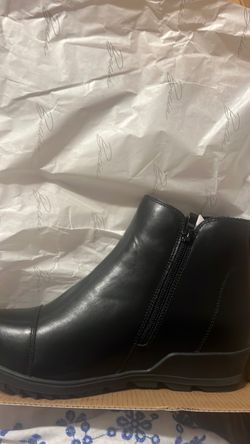 NEW * $25 boots size 9.5-