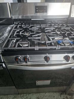 Frigidaire 30in. Freestanding Gas range with 5 burners and a 5.1 cu.ft. capacity single oven.
