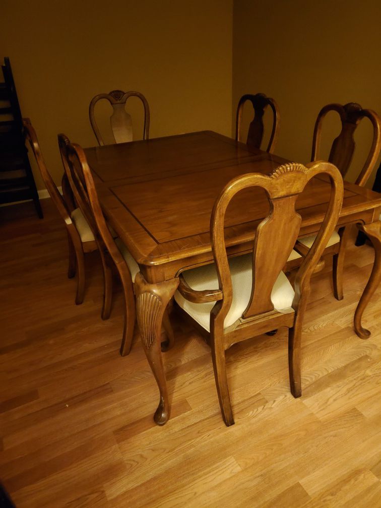 Awesome 6 chair tableset with additional center piece..Great condition