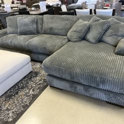 Lyndan Sectional new Modern Style. 