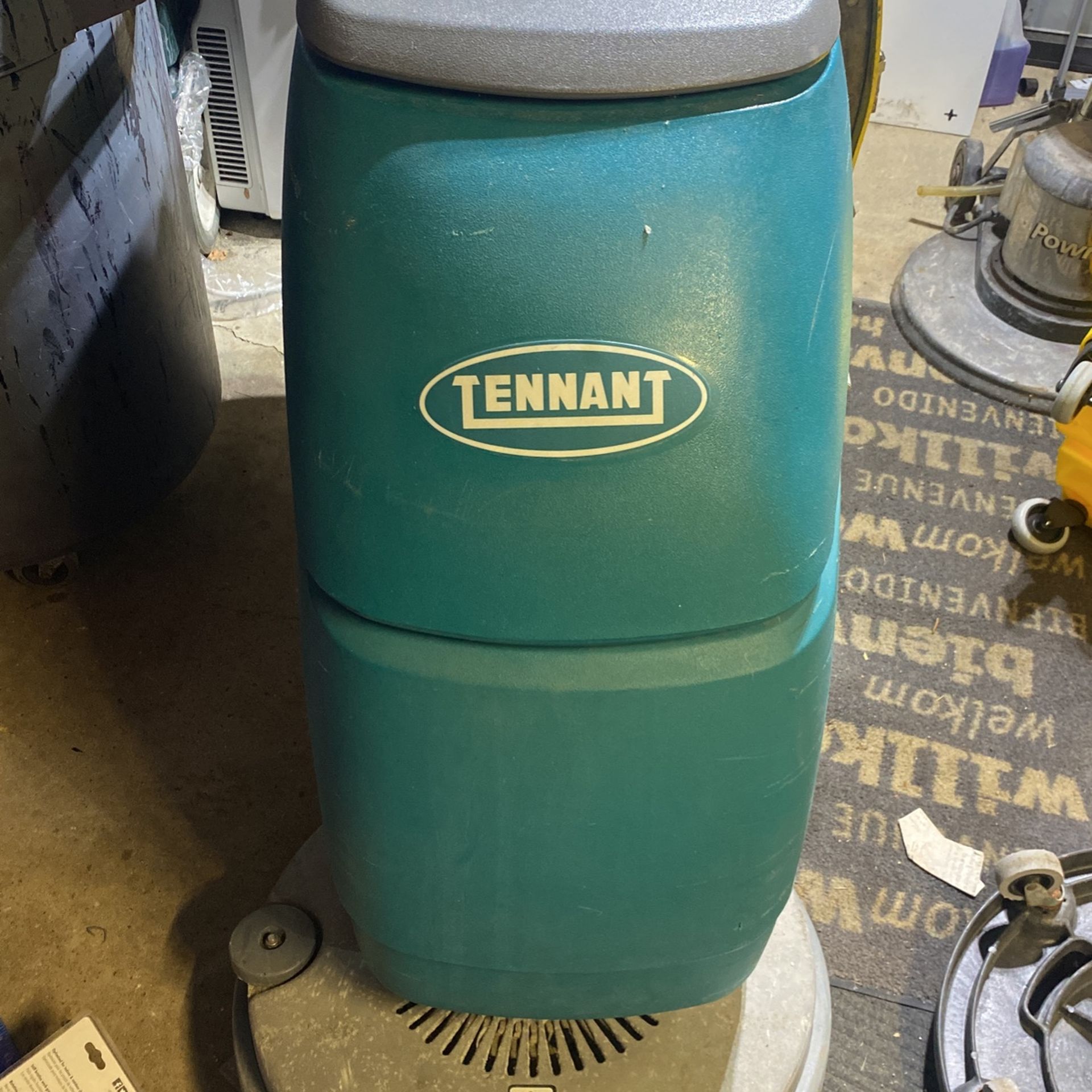 Tennant - Floor Scrubber 18”