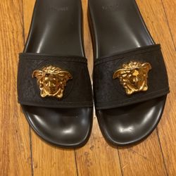 Gud Mand chef Womens Versace slippers for Sale in The Bronx, NY - OfferUp