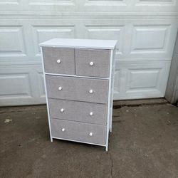 Drawer Dresser, Storage Dresser Tower with 5 Fabric Drawers, Dresser Unit, Hallway, Light Gray and White 🔥🔥🔥🔥‼️‼️‼️‼️  Brand new In box 📦 1 month