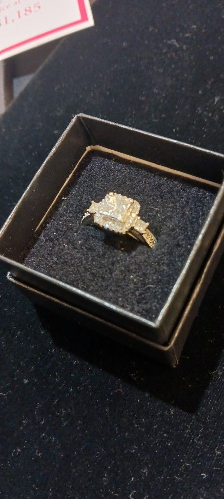 10 Kt White Gold Diamond Ring