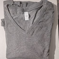 (BB - 9) DISTRICT WOMEN'S V-NECK LONG SLEEVE GRAY T-SHIRT SIZE SMALL 