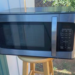 Selling a good condition 1000W microwave by Hamilton Beach