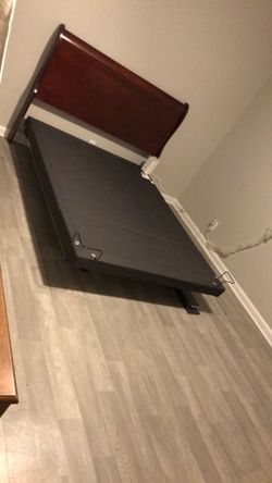 Adjustable vibrating bed frame