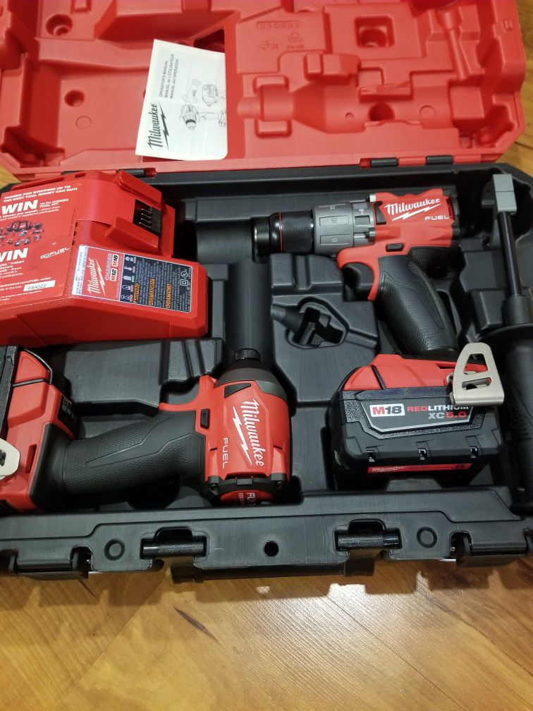 Milwaukee full hammer drill impacto 2 battery 5.0 and charger