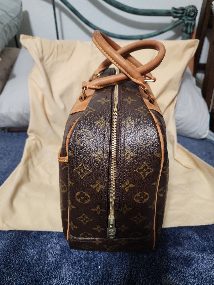 Authentic Lv