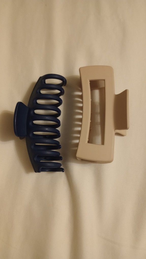 2 Hair Clips