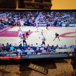 40" Toshiba TV
with Remote