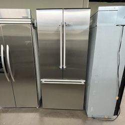 THERMADOR 36” BUILT IN FRENCH 3 DOOR REFRIGERATOR WITH ICE DISPENSER