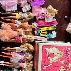 Lots Of Barbie Dolls With Clothes And Carrying Case 