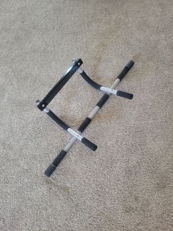 Door hanging pull up bar