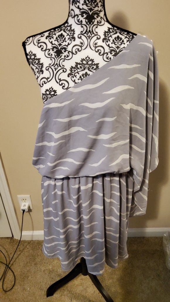 Perfectly Priscilla Gray and White Off the Shoulder Dress Size 3XL