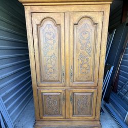 Solid Wood Armoire / Entertainment Cabinet     Armario / Gabinete de Entretenimiento
