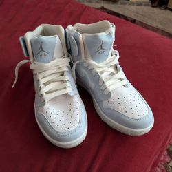 Jordans size 5.5 mens fits women's 7.5 like new