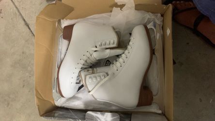 Ladies figure skates size 7.5 new