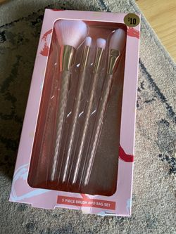 Makeup brushes