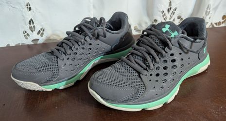 Womens Under Armour athletic shoes sz 8