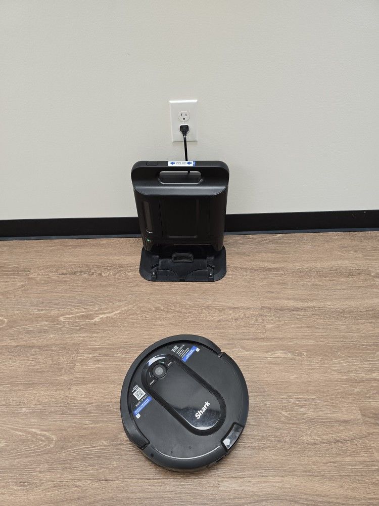 Shark Robot Vacuum with Self-Empty Base