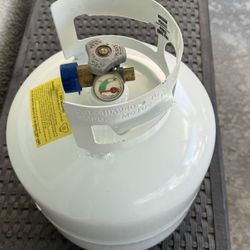 New Propane Tank With Gauge And 20 lbs. Of Propane, Takes The Guest Work Out Of Knowing Where Your Propane Level Is.