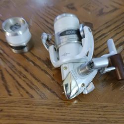Shimano 4000FG White/Gold With Wooden Handle And Extra Line