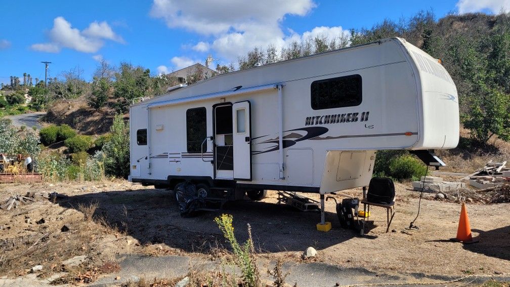 2001 Hitchiker II 30 ft 5th wheel Camper