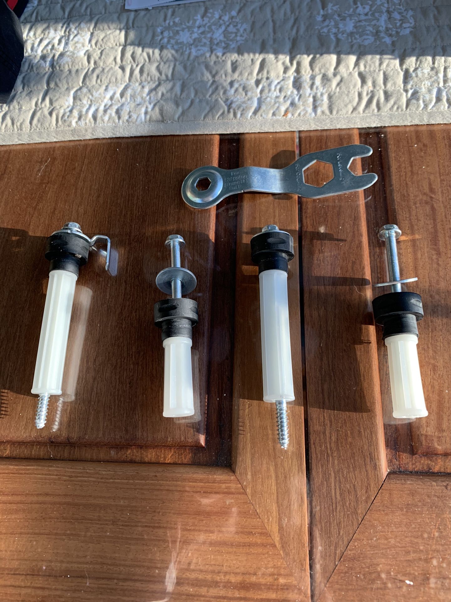 Washer stabilization bolts
