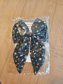 Unopened Boutique Alligator Clip Bow