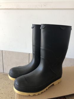 Boys boots. Size 4