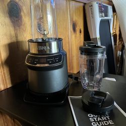 Ninja Nutri Pro Compacto Personal Blender, Vasos para Llevar de 18 Oz y 24 Oz y Tapas con Pico, Tecnología Auto-iQ, Batidos, Triturar, BN400 Piedra Pl