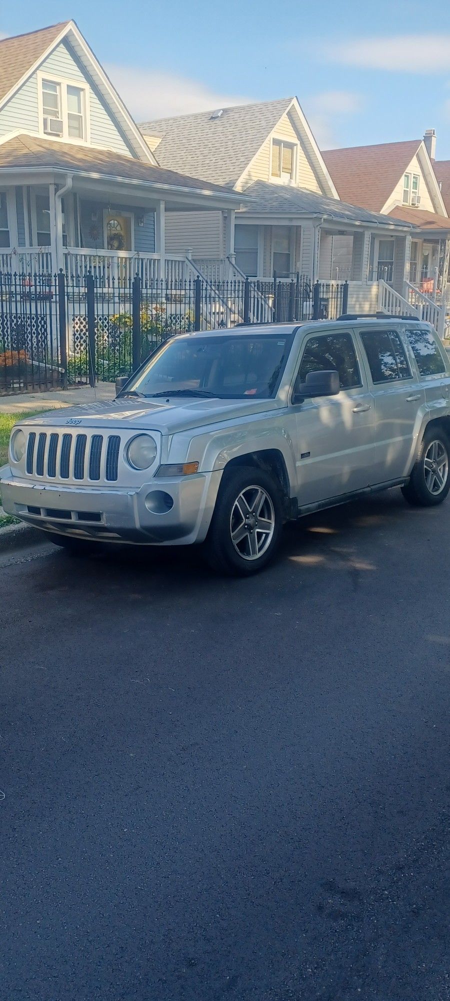 2009 Jeep Patriot A 2002 Honda CR-V  With 224k Mile Runs And Drives 3000 Obo 