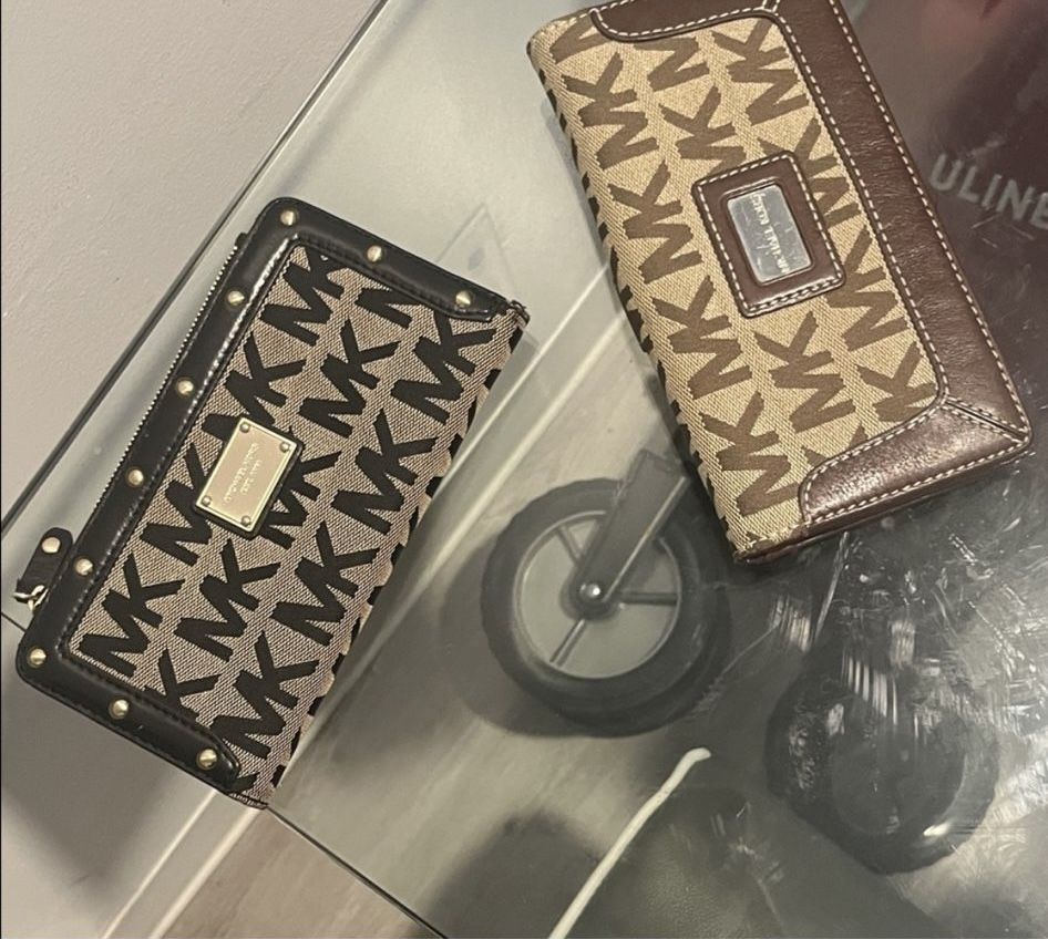 Micheal Kors Tan And Black Logo Wallet Duo 