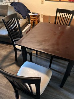 Table with 4 chairs
