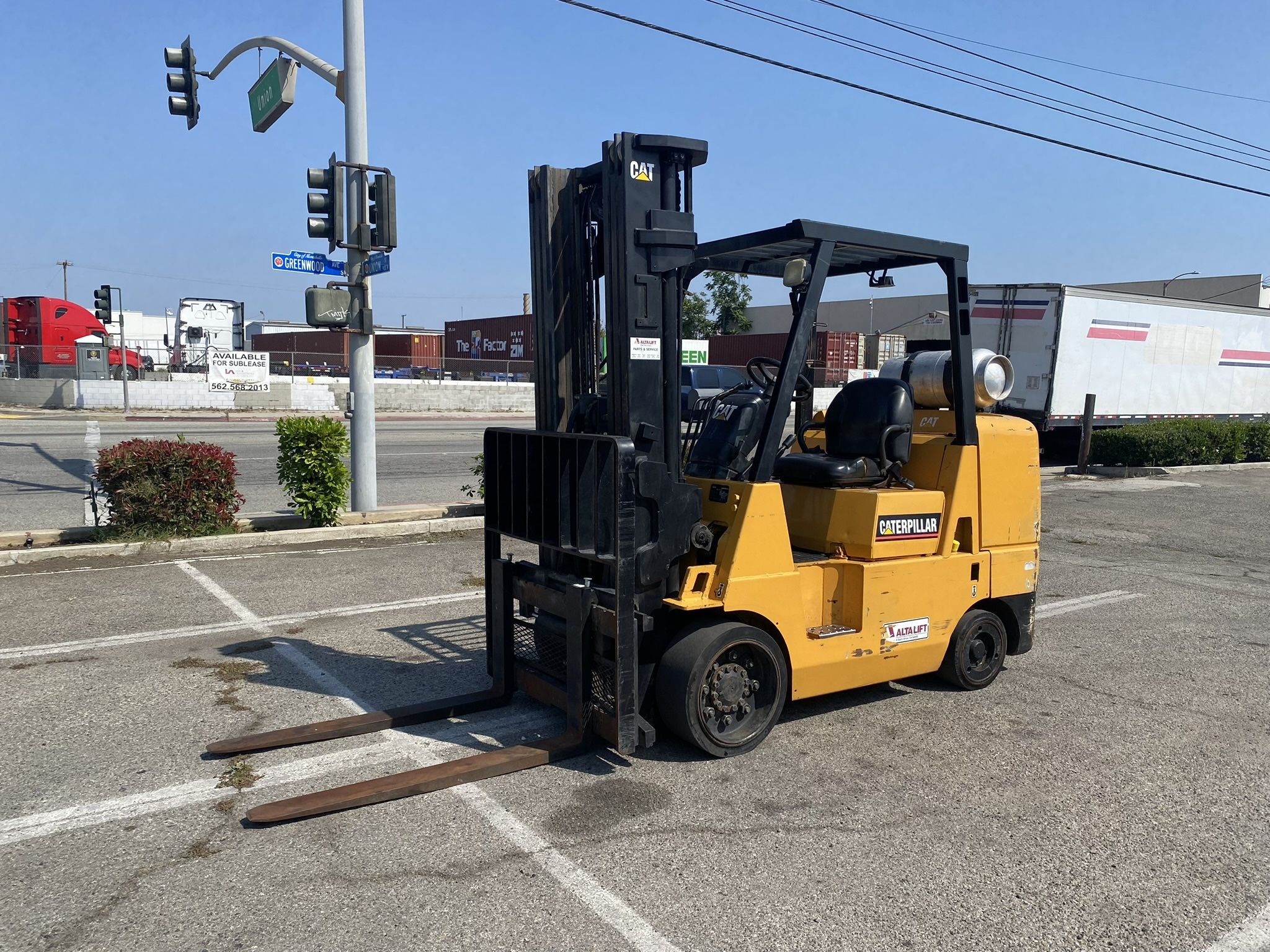 2007 CATERPILLAR GC45K 10,000 LBS 3 STAGE SIDE SHIFT PROPANE ENGINE FORKLIFT, RUNS GOOD, HOURS 5652