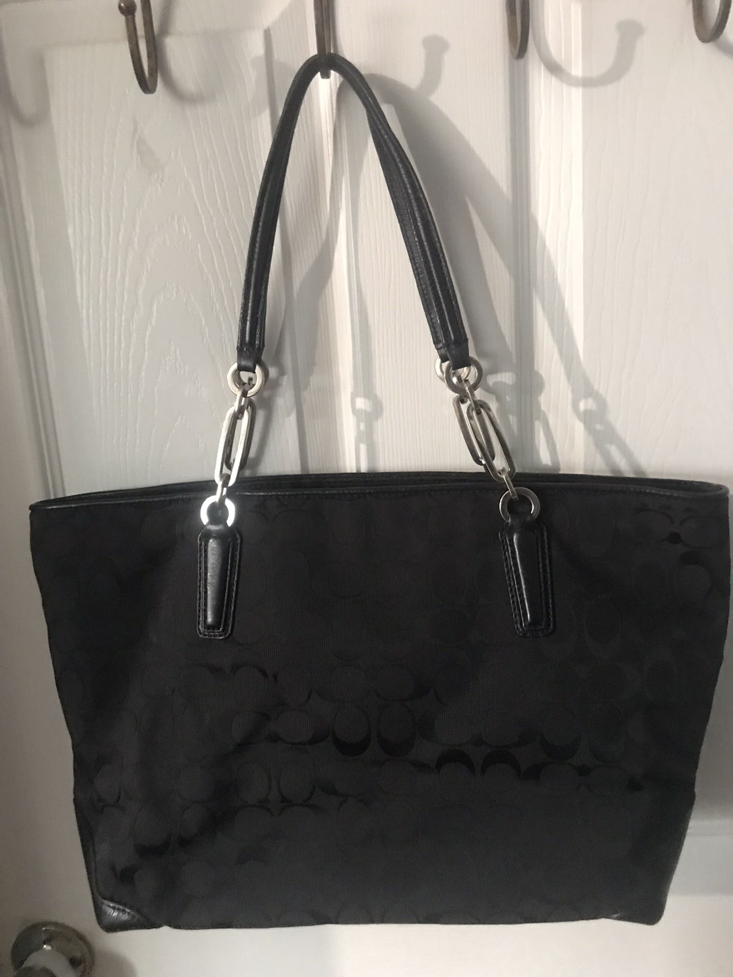 COACh. Purse. Hand Bag. Large 28601.