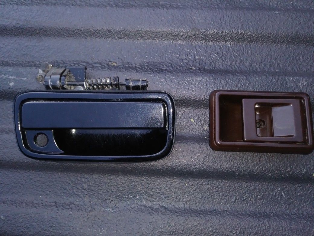 96-00 Tacoma Passenger side Door Handles. Both Work Perfectly. Just Have Normal Superficial scratches.