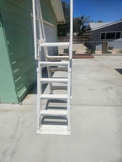 Above ground pool ladder